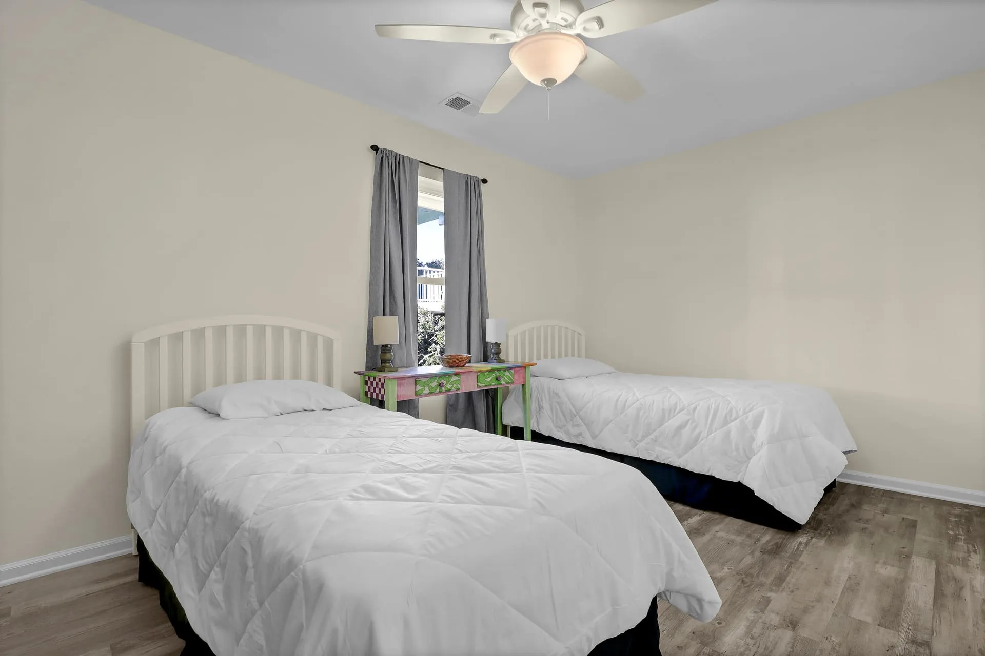 Twin room with two twin beds and a desk